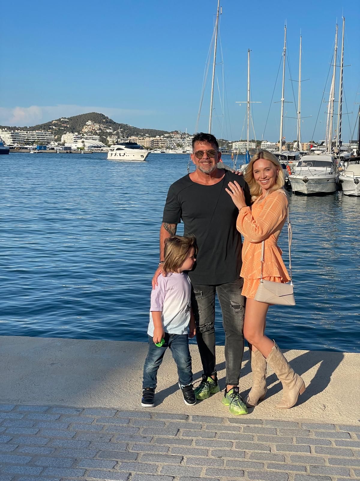Die dreiköpfige Familie macht oft Kurzurlaube auf Ibiza.