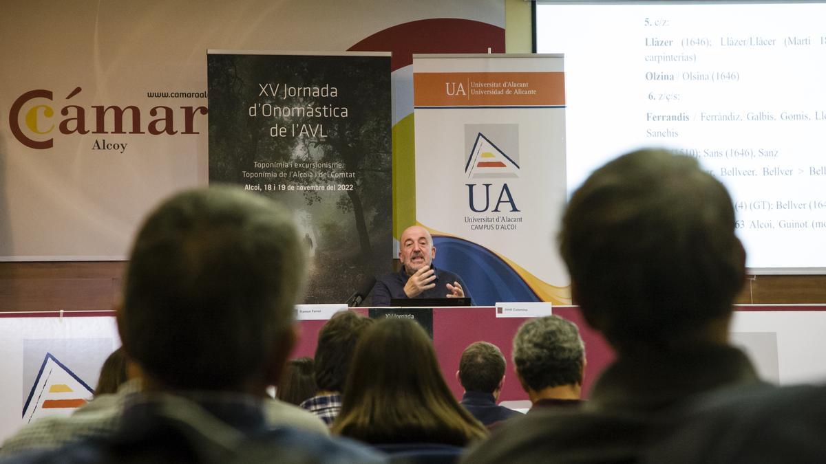 El académico Jordi Colomina durante su intervención en la Jornada d&#039;Onomàstica de la Acadèmia Valenciana de la Llengua en Alcoy.