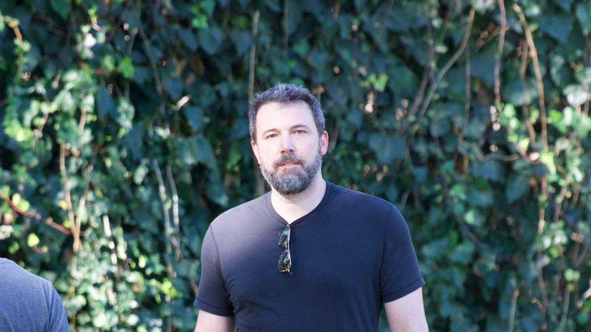 Ben Affleck en un parque junto a sus hijos