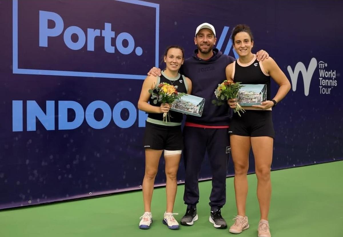 Ángela Fita (derecha), junto a su compañera Ylena con el trofeo de campeonas, en el torneo de Porto.