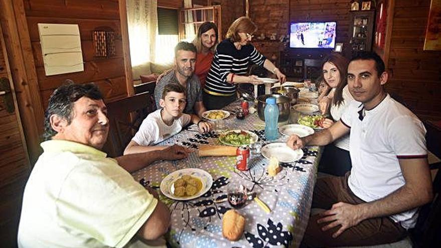 Antonio, Hugo, José Ángel, Amparo, Toñi, Vega, Miriam y Francisco José sentados ayer a la mesa, primer día de la fase 1.