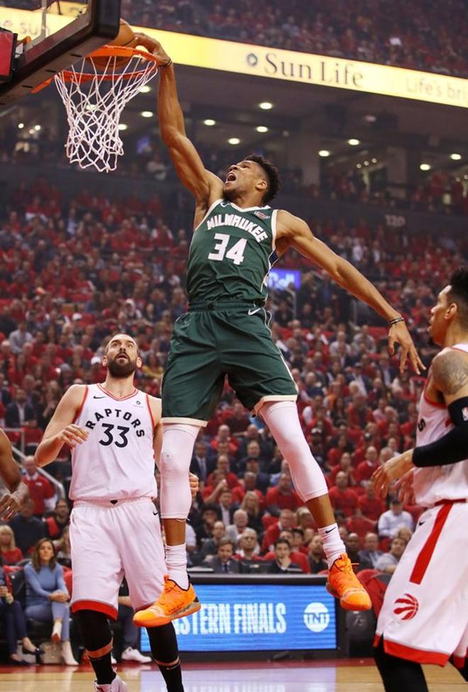 Giannis Antetokounmpo # 34 de los Milwaukee Bucks realiza un mate, durante la primera mitad contra los Toronto Raptors en el juego cuatro de las Finales de la Conferencia Este de la NBA en el Scotiabank Arena.