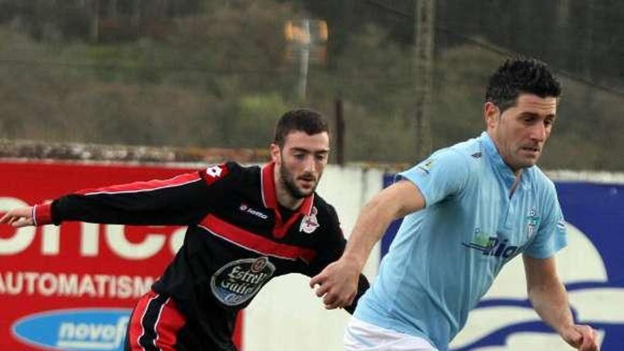 Un jugador del Villalonga controla un balón. // José Luiz Oubinha