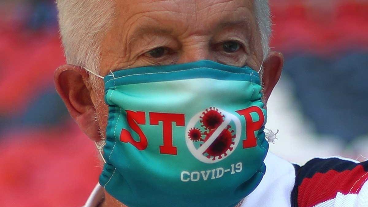 Un aficionado inglés, con mascarilla durante el encuentro en Wembley entre Inglaterra y Croacia.