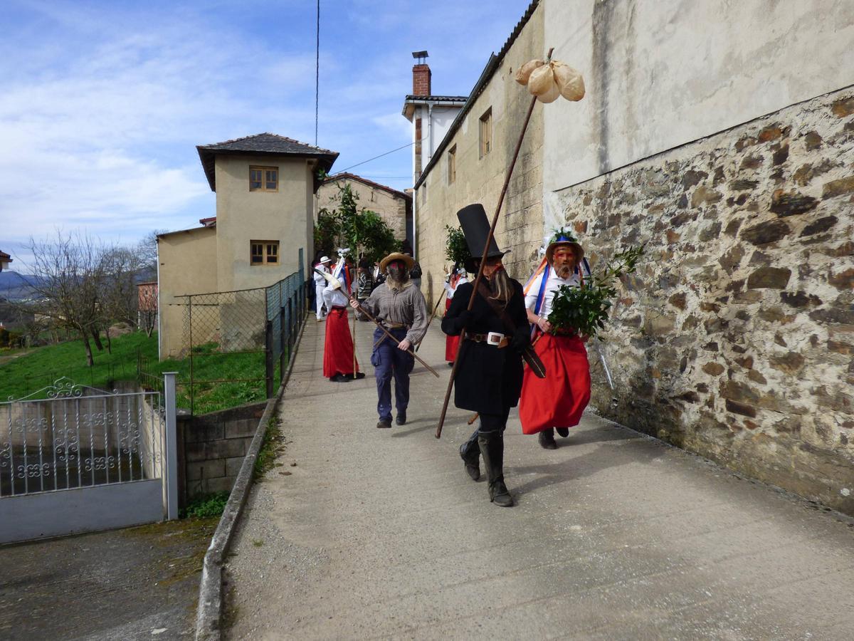 Desfile de los guilandeiros por las calles de Obona, en 2025.