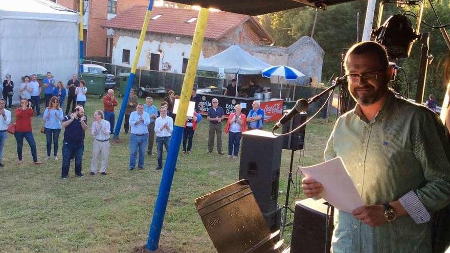 Francisco Javier García, ayer, subido en el escenario desde el que dio lectura al pregón de las fiestas.