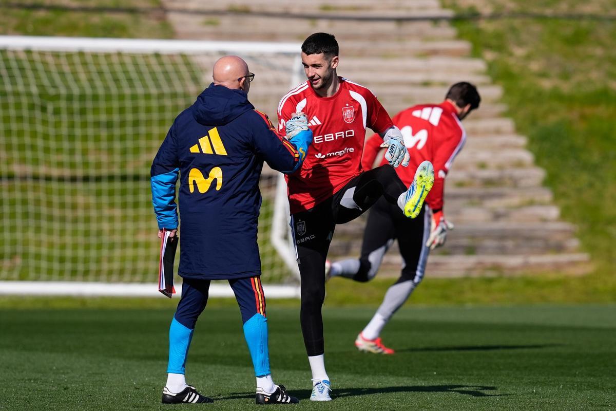 Luis de la Fuente habla con Joan Garcia en un entrenamiento de la selección española.