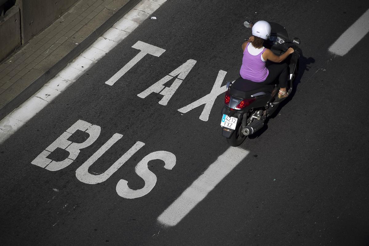 Trànsit proposa que les motos puguin entrar a Barcelona pel carril bus-VAO