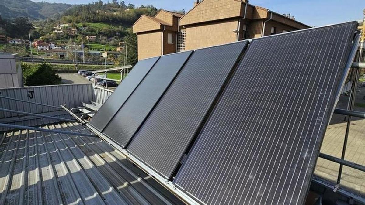 Paneles solares en las instalaciones de la piscina climatizada de Mieres.