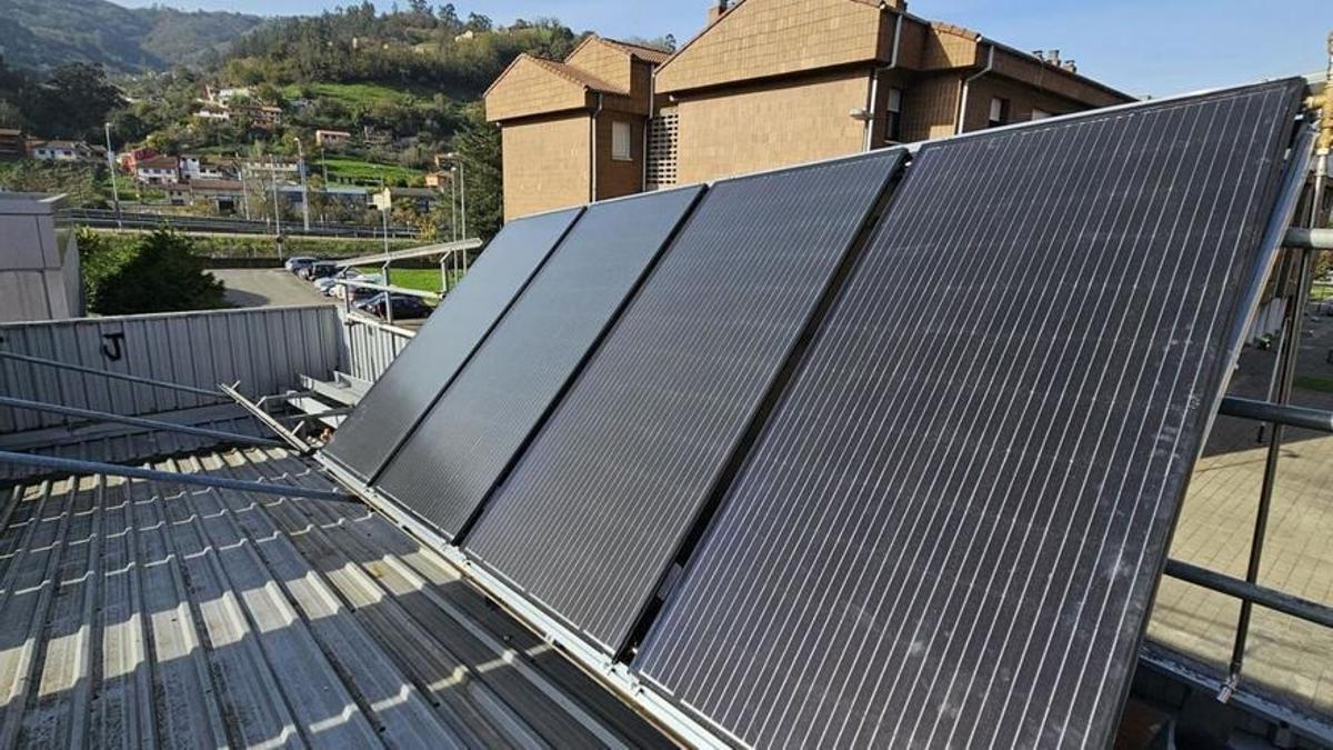 Paneles solares en las instalaciones de la piscina climatizada de Mieres.