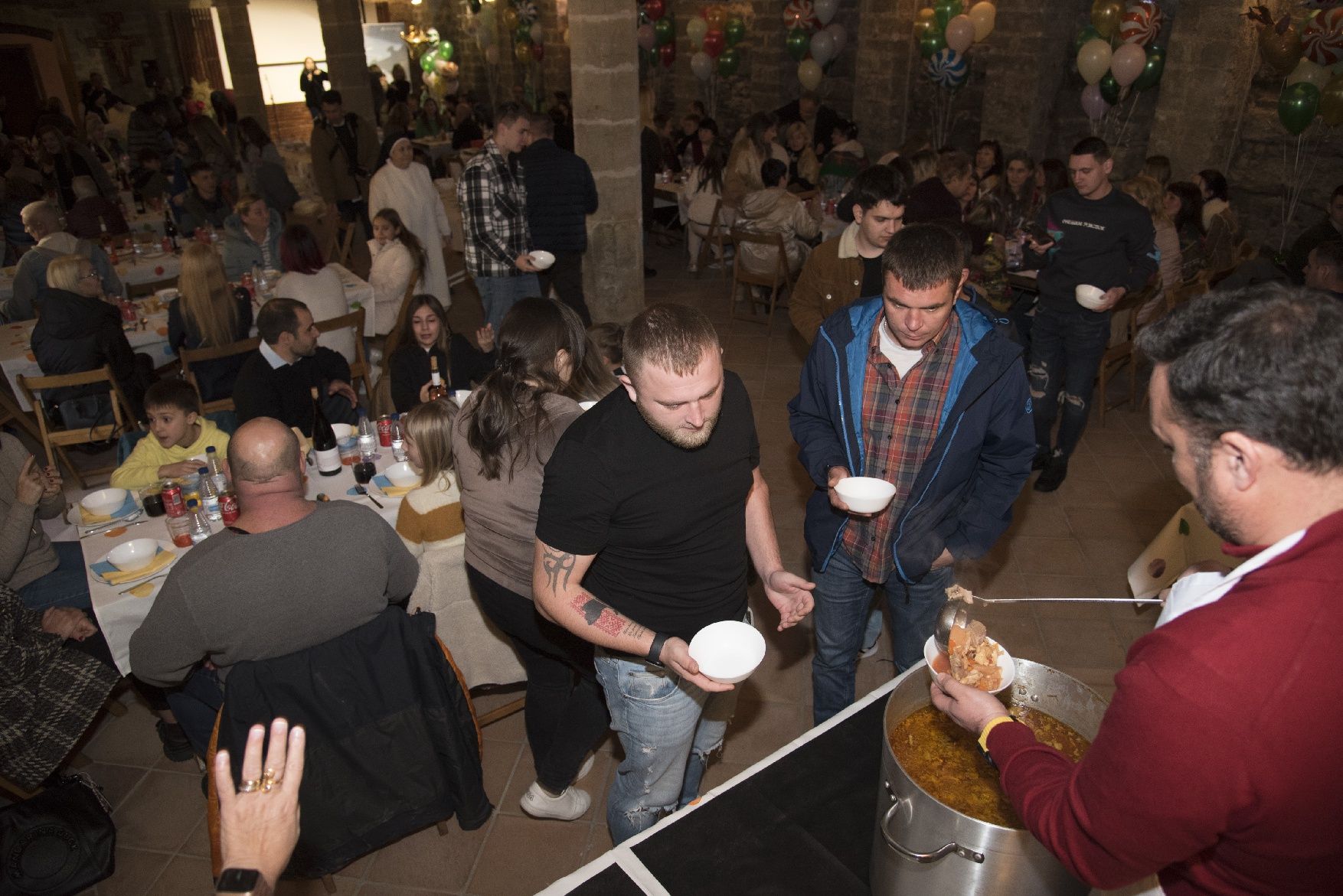 Les imatges de la celebració de centenars d'ucraïnesos al convent de Santa Clara