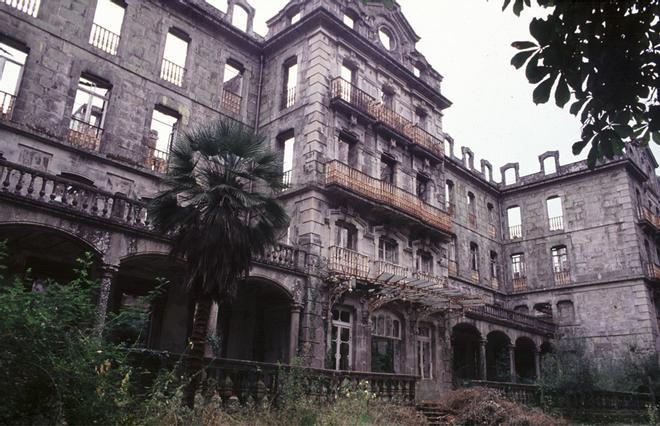 Ruinas del edificio del Gran Hotel Mondariz-Balneario tras el incendio de 1973