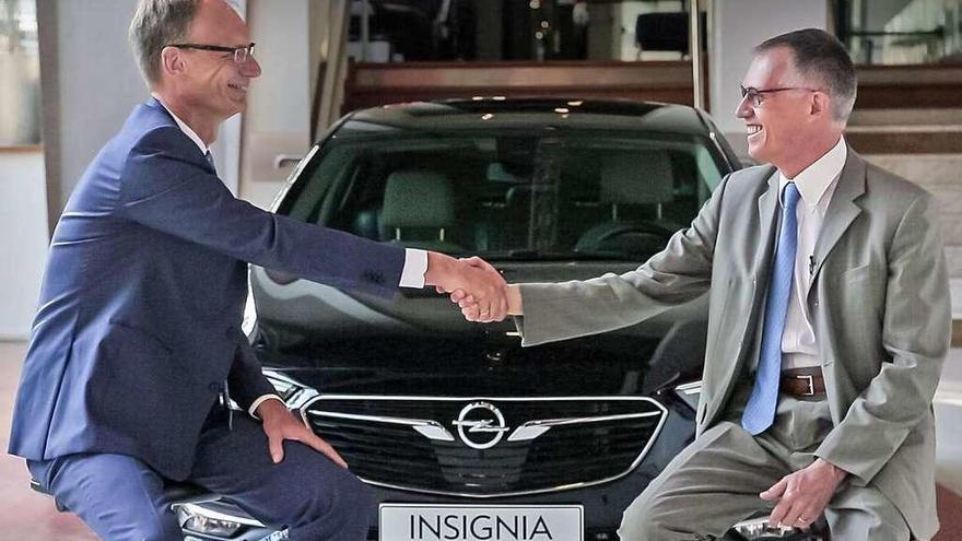 Michael Lohscheller (i.), CEO de Opel, estrechando la mano de Carlos Tavares. // Opel