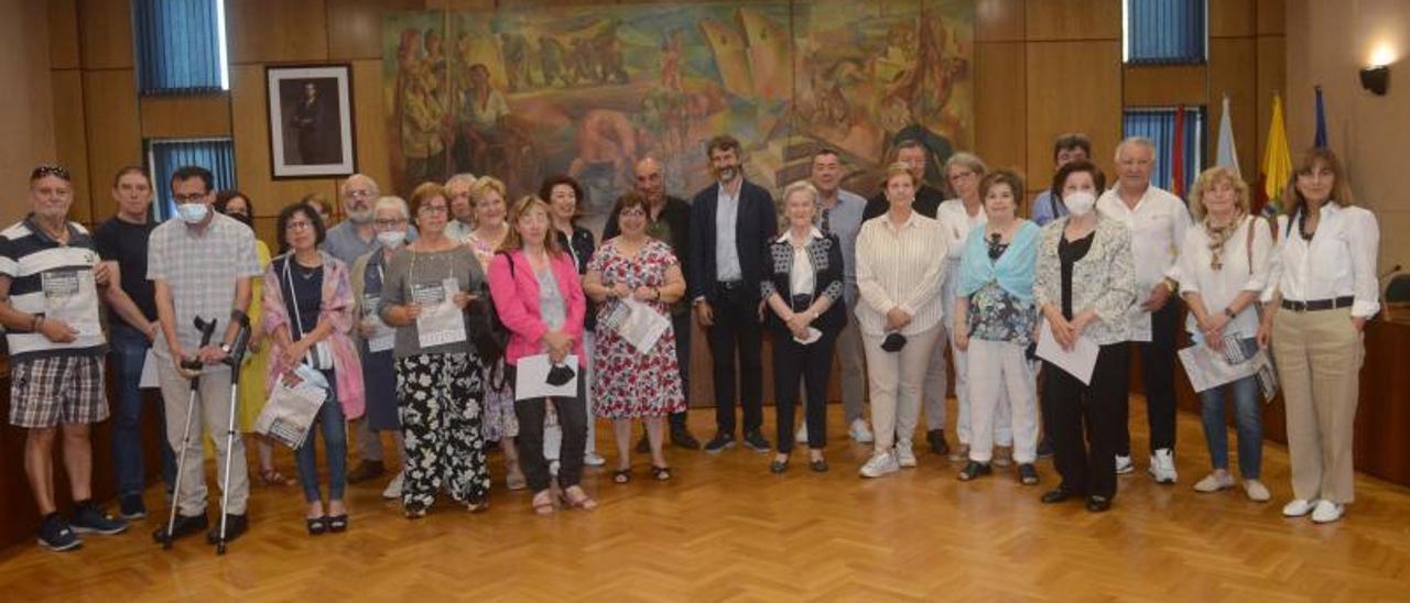 Foto de familia de Varela y Serén con los alumnos del ciclo “Camiños do Coñecemento”.   | // NOÉ PARGA