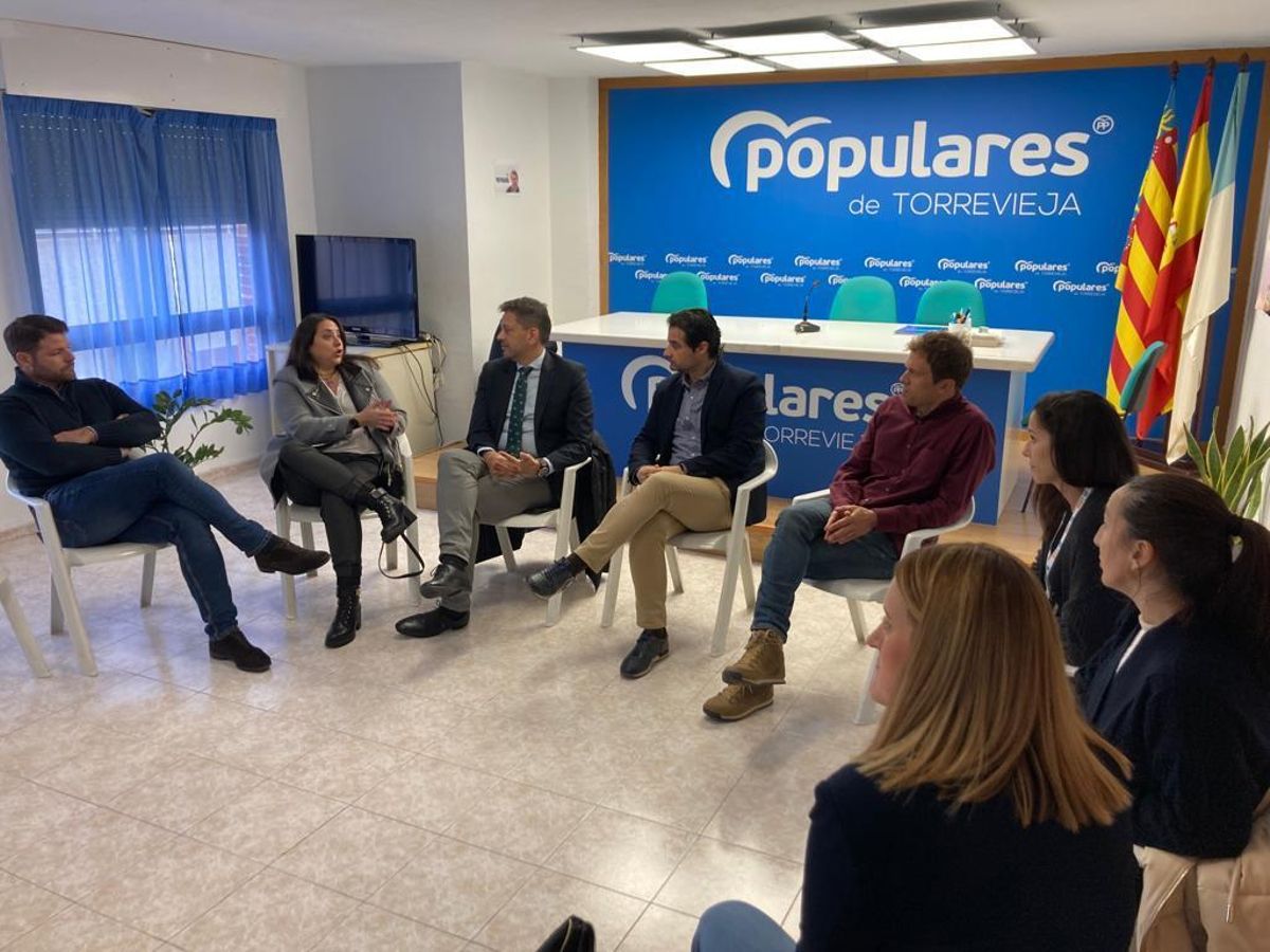 Los miembros de comité de empresa del departamento de Torrevieja en la sede del PP