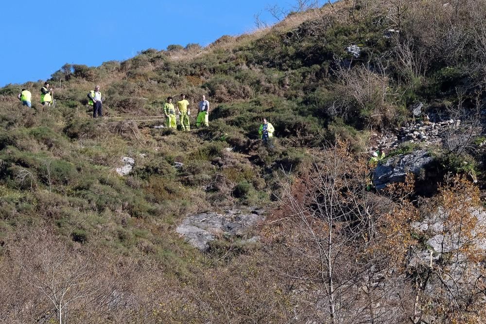 Técnicos del ADIF en labores en Pajares ante el riesgo de derrumbe sobre las vías