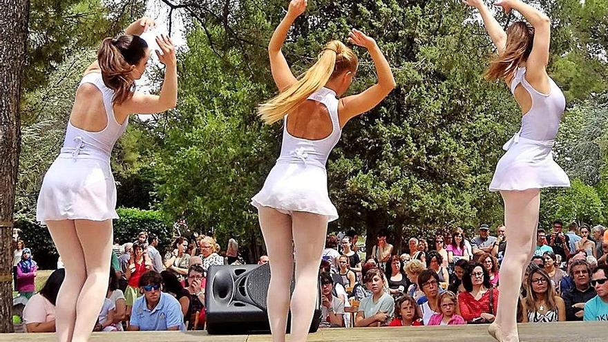 Actuació de dansa en una festa al parc del Castell