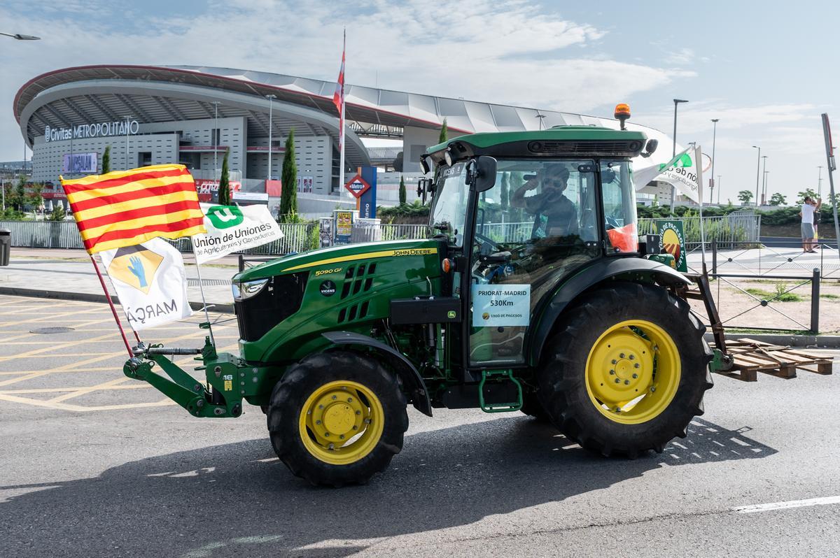 MADRID, 05/07/2023.- Diferentes agricultores de toda España a su paso por el estadio Civitas Metropolitano en Madrid donde llevan a cabo una tractorada este miércoles como protesta para pedir ayudas al Gobierno que les permita afrontar la sequía, la subida de los costes de producción y para que aceleren la aprobación de nuevas medidas. EFE/ Fernando Villar