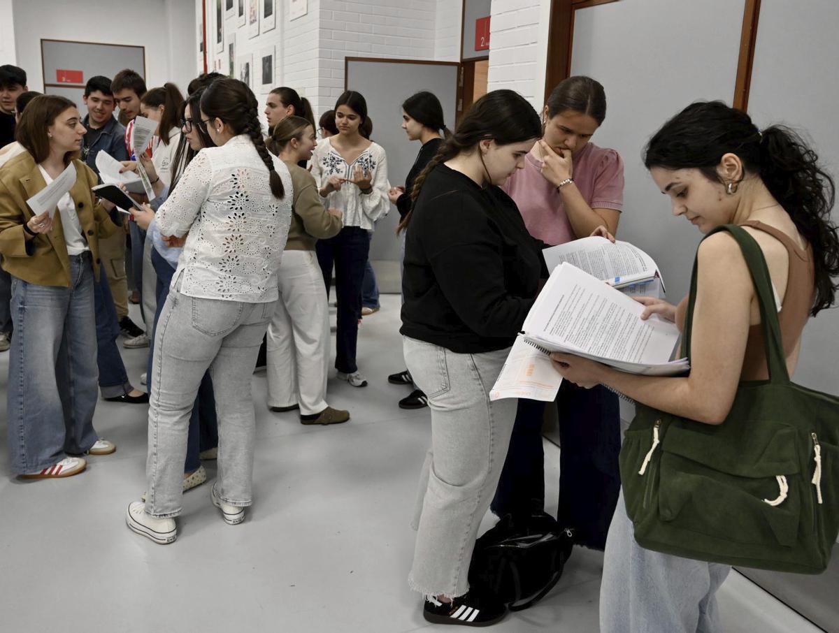 Estudiantes en el campus de Pontevedra.