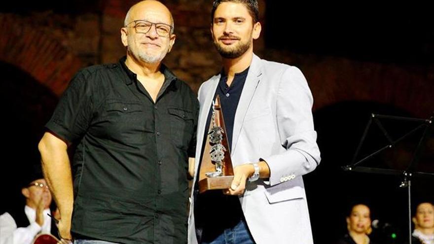 José tomás sousa recibe el Viii premio candil de plata