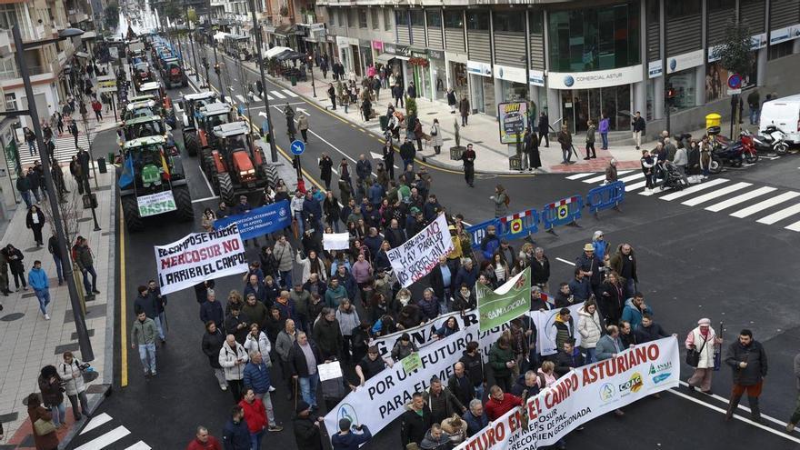 VÍDEO: Tensión en la marcha de los ganaderos asturianos por Oviedo para protestar contra el pacto entre la UE y Mercosur