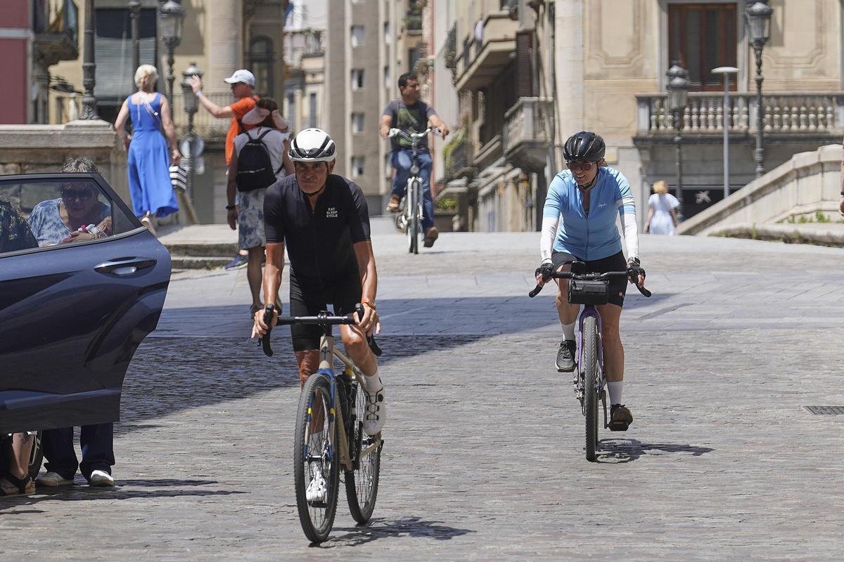 Ciclistes entrant a la plaça del Vi de Girona.