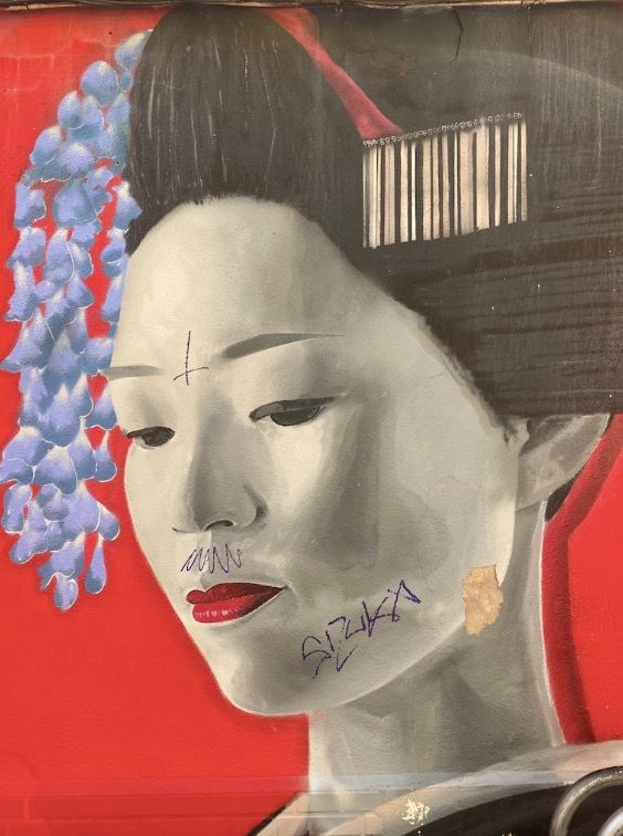 Uno de los actos vandálicos previos a los que fue sometido la popular geisha que representa el restaurante asiático de la capital de la Plana.