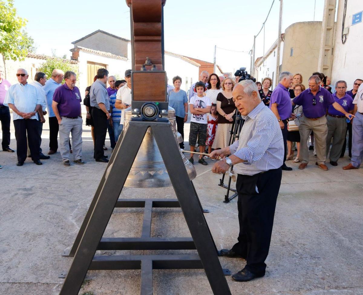 Arriba, Enrique Prieto el pasado domingo en el colegio electoral de Moreruela de los Infanzones. Abajo, en un homenaje que le brindó la Asociaciónd e Campaneros de Zamora en 2016