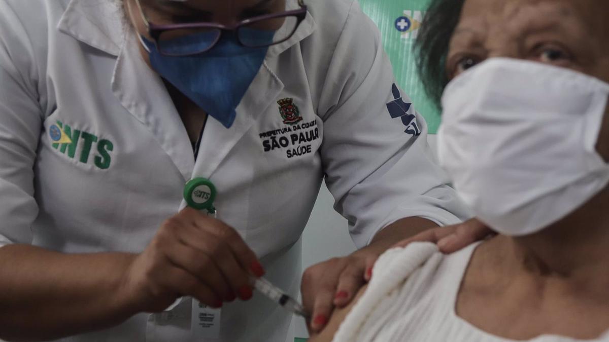 Una mujer siendo vacunada por una enfermera en Brasil.