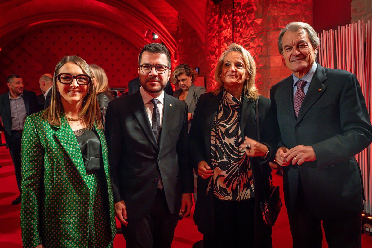 Barcelona, 30/10/2025 Economía.  Gala 25 aniversario Vodafone, Catalunya. Janina Juli Pujol, Pere Aragonès expresident de Catalunya, Helena Rakosnik junto a su marido Artur Mas ex president de Catalunya. AUTOR: MANU MITRU