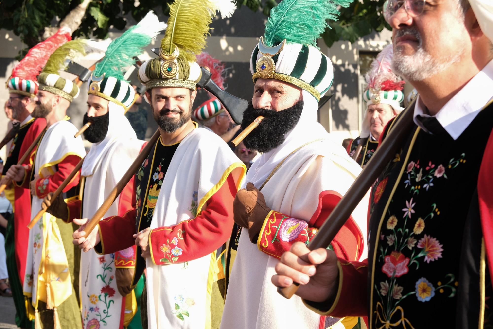 Así ha sido el desfile conmemorativo del 200 aniversario de los Moros Viejos de Petrer