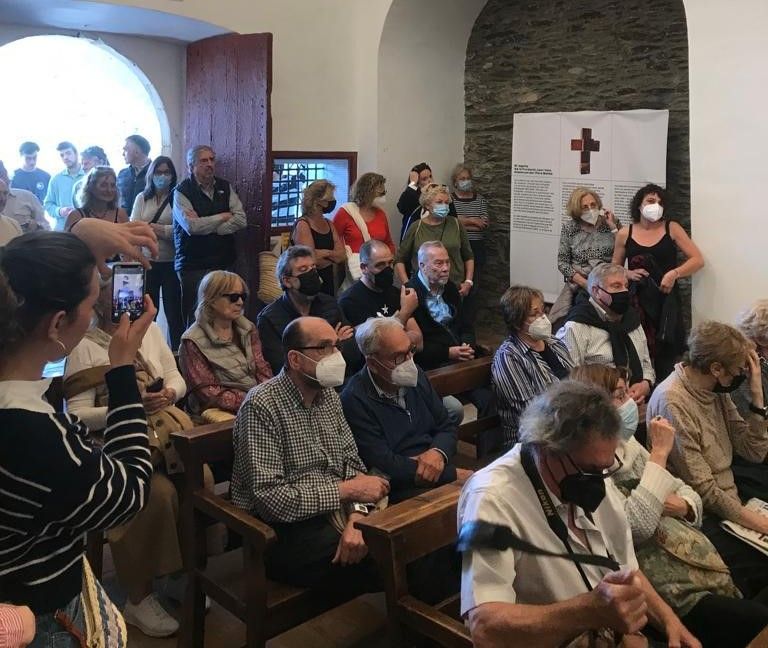 La nova creu de la capella de Sant Baldiri a Cadaqués