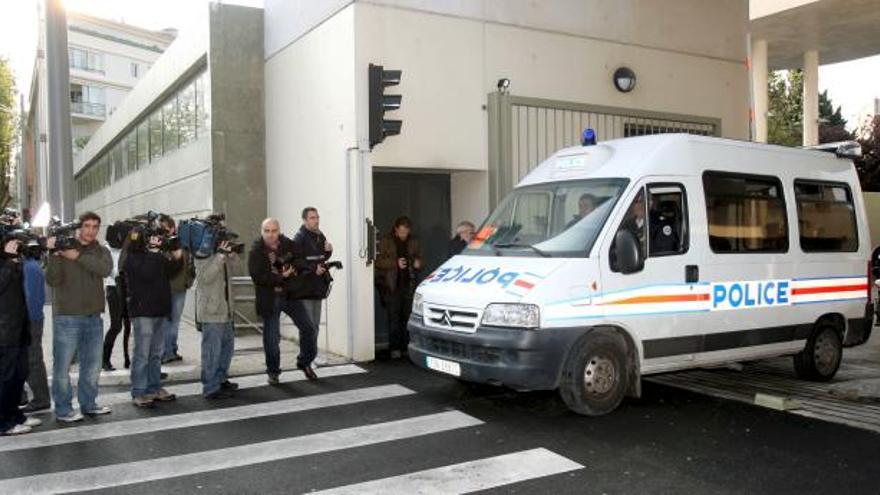 Algunos periodistas hacen guardia en la comisaría francesa de Montpellier donde se encuentra detenido el presunto etarra Jurdan Martitegi, considerado el número uno de ETA, que será trasladado mañana a París para pasar a disposición judicial.