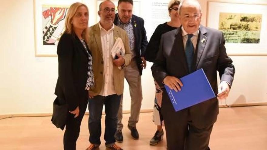 Antoni Gelonch, comissari de la mostra, davant de les autoritats en la inauguració d&#039;ahir al Casino