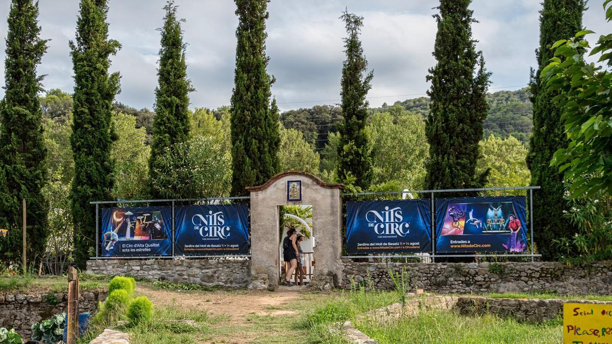 Accés als Jardins del Molí, l&#039;entrada de Nits de Circ a Besalú