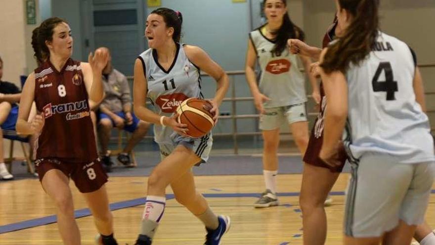 Berta Rodríguez, del Celta Zorka, conduce el balón. // FDV