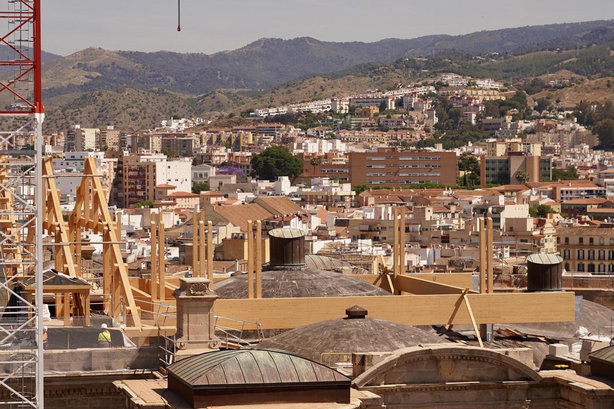 Construcción del nuevo tejado de la Catedral de Málaga, desde el Málaga Palacio y el Castillo Gibralfaro.