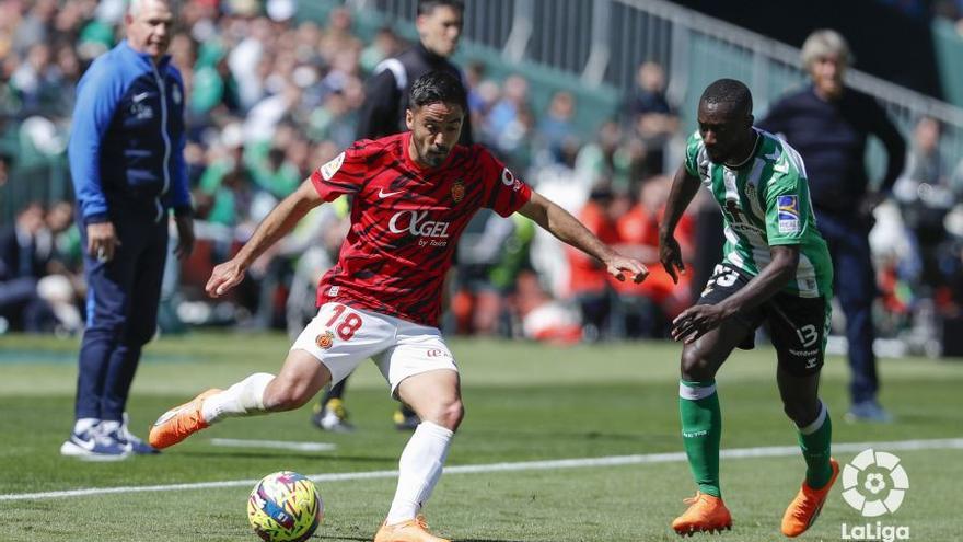 Jaume Costa protege el esférico ante la presión de Sabaly en el Villamarín.