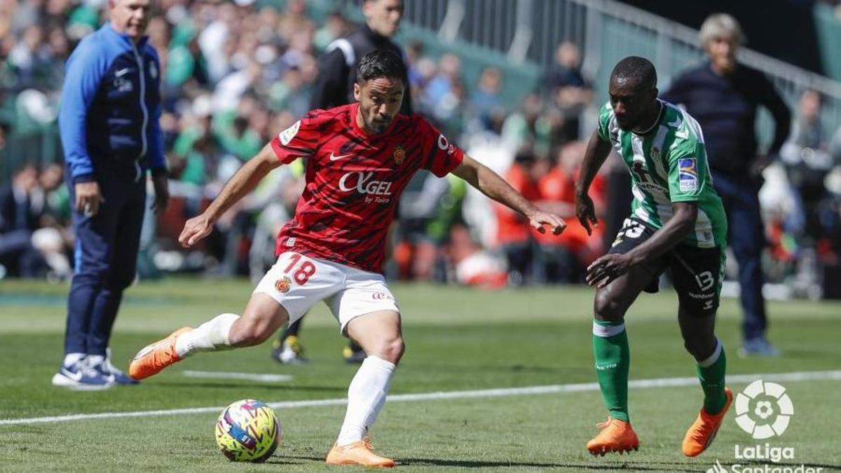 Jaume Costa protege el esférico ante la presión de Sabaly en el Villamarín.