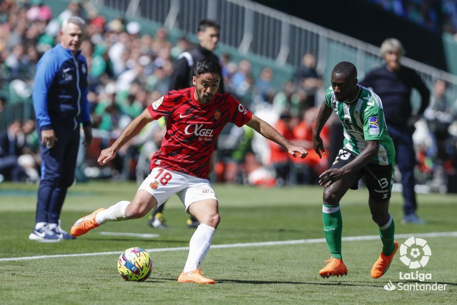 Jaume Costa protege el esférico ante la presión de Sabaly en el Villamarín.