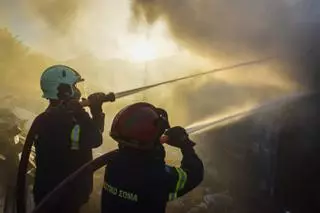 Detinguts 13 tripulants d'un iot, acusats de provocar un incendi a Grècia amb focs artificials