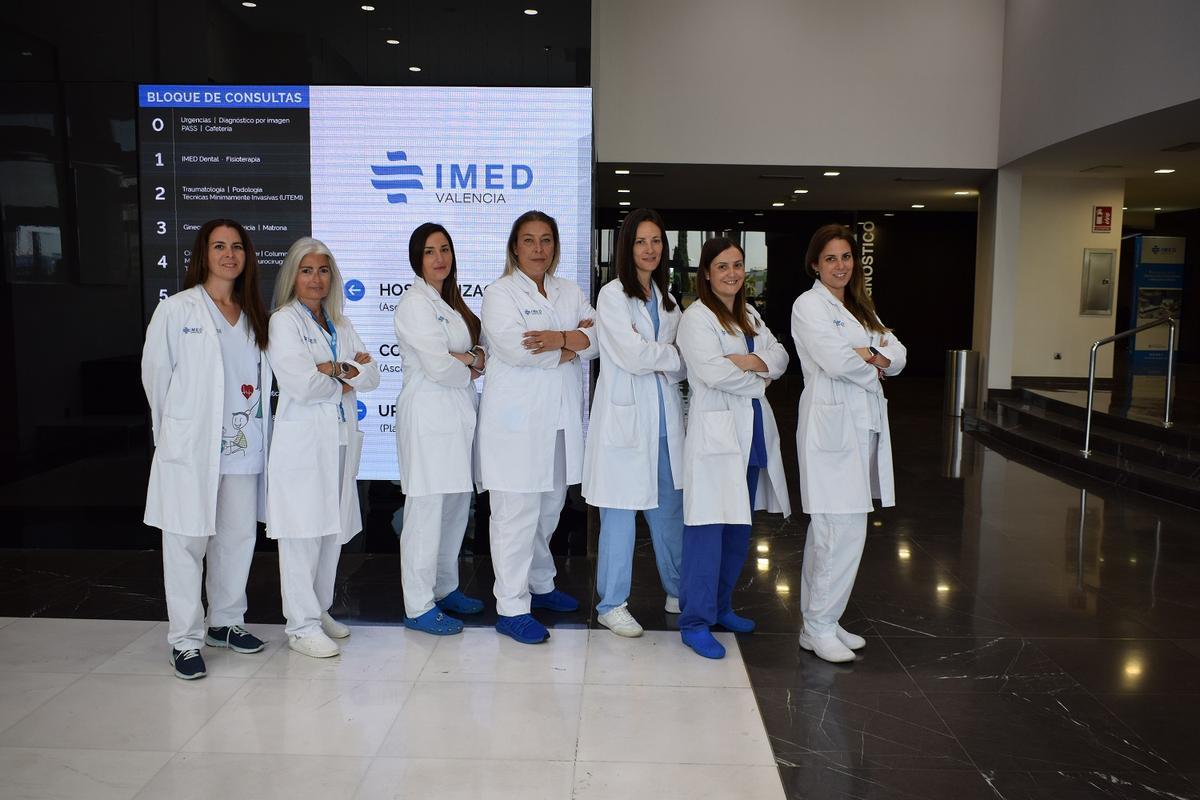 Lidia Gil con su equipo de supervisión de enfermería de IMED Valencia