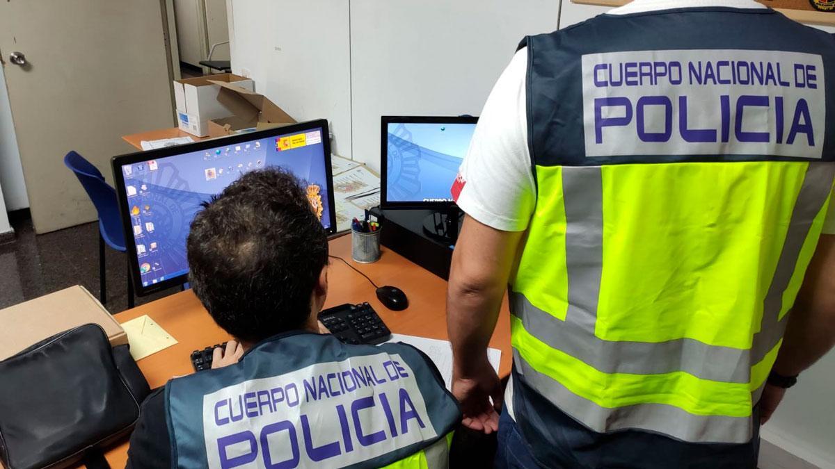Dos agentes de la Policía Nacional de Vigo, en una imagen de archivo.
