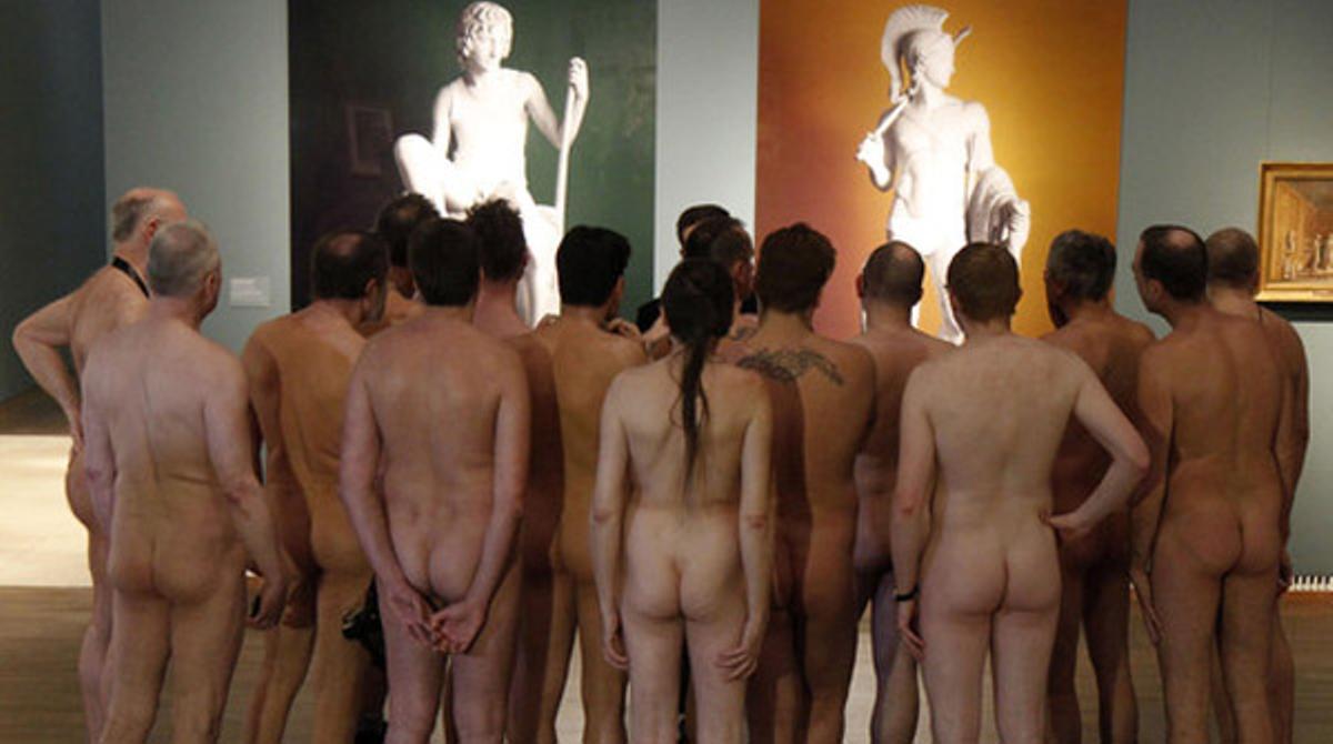 Un grup d’homes van sense roba a una exposició de nus a Viena.