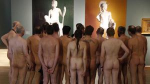 Un grup d’homes van sense roba a una exposició de nus a Viena.