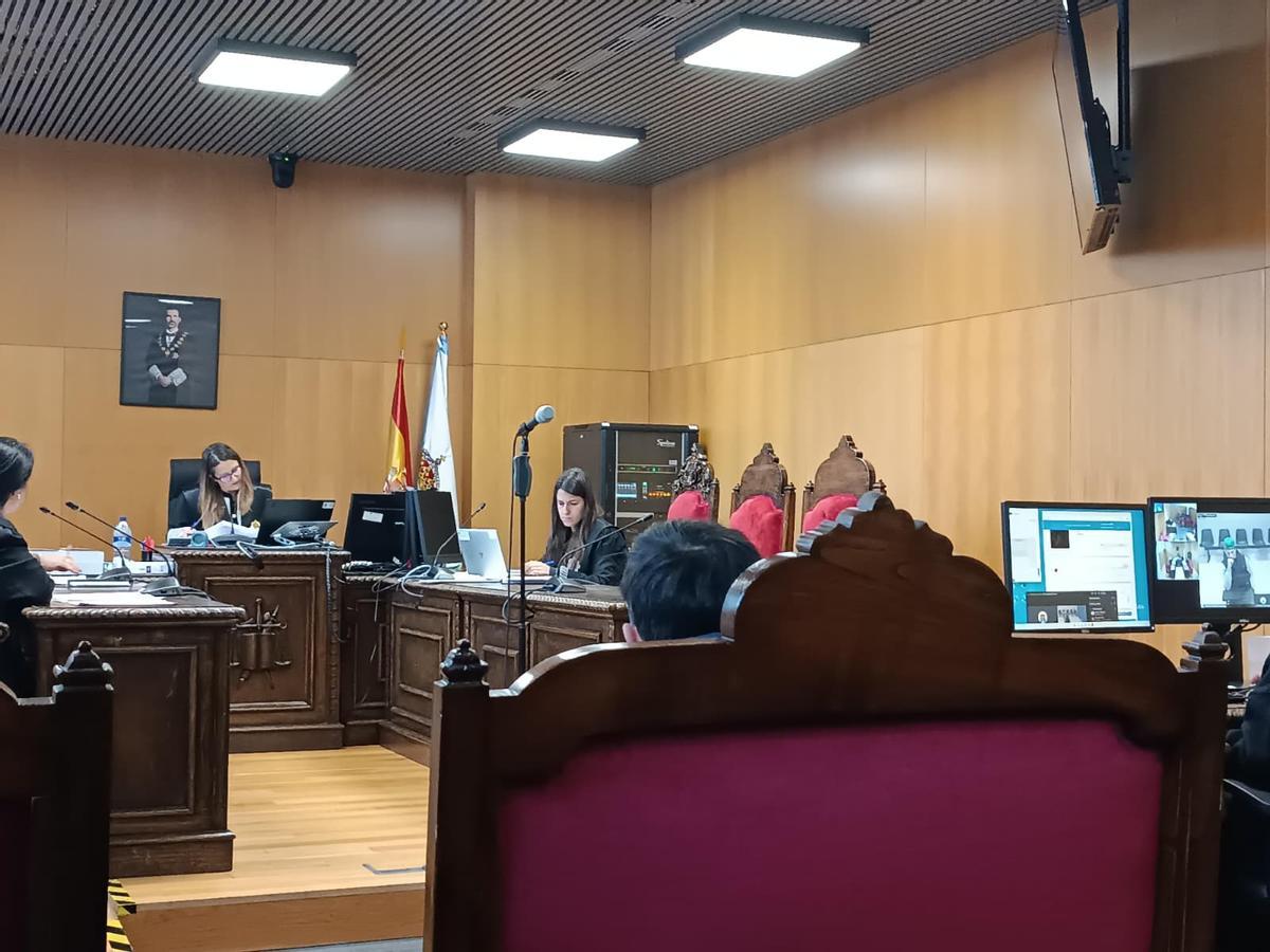 Uno de los acusados compareció desde prisión y el otro encausado, de forma presencial.