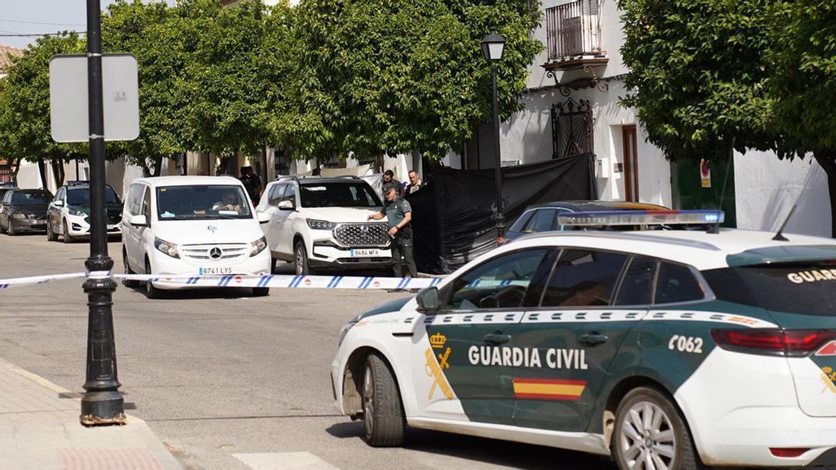 VÍDEO | Retiran los cuerpos de la vivienda donde han aparecido muertos un padre y su hija en Gerena