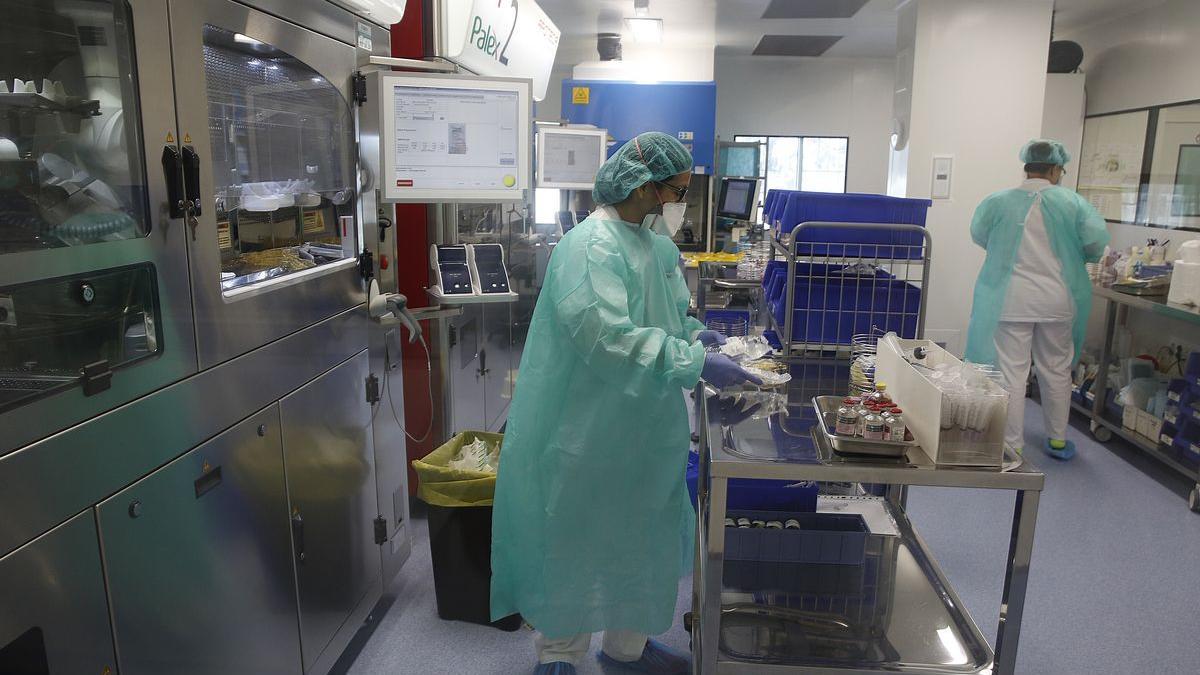 Preparación de quimioterapia en un laboratorio catalán.