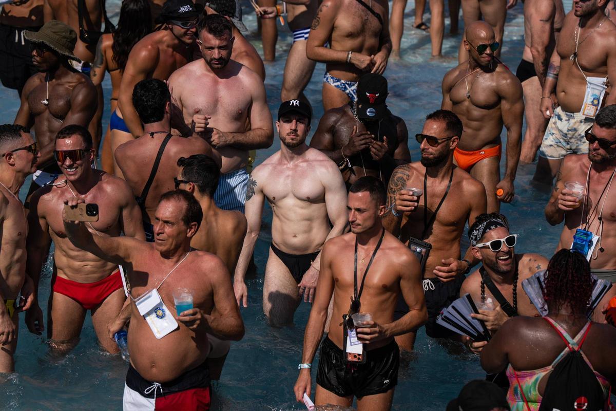 Ambiente en la fiesta del Circuit Festival en Isla Fantasia.
