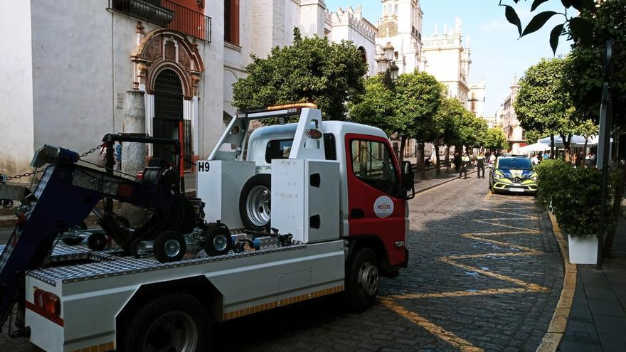 La  grúa municipal irá a la huelga durante la Feria de Sevilla